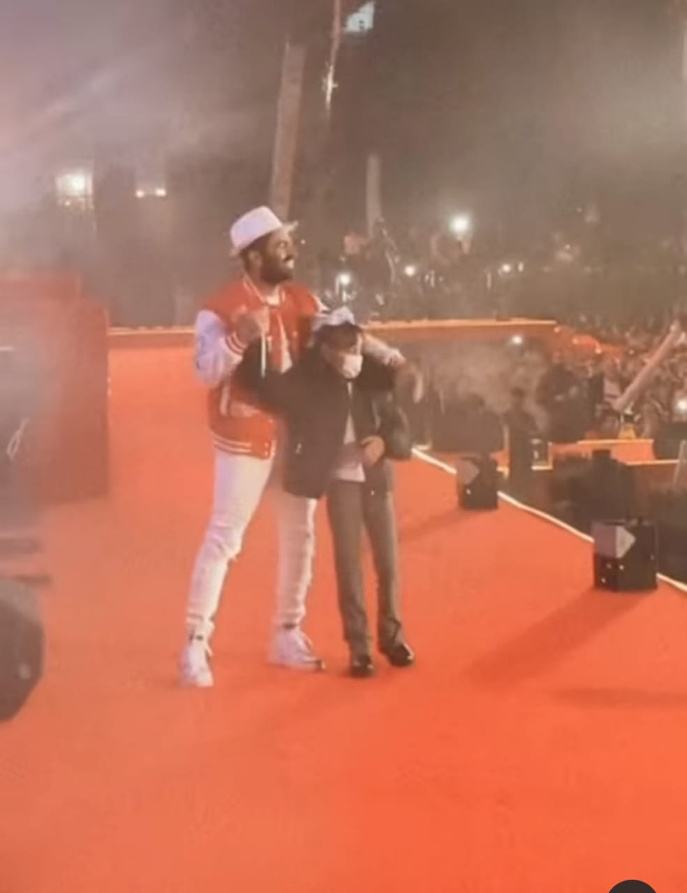 تاليا ابنة تامر حسني ترقص مع والدها على المسرح